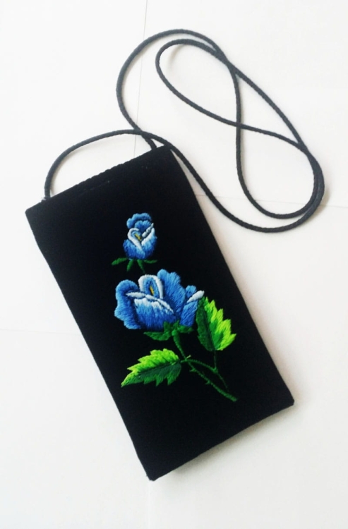 Etui na telefon okulary niebieska róża łowicka.jpg