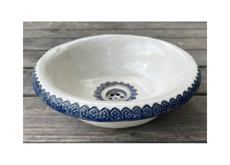 Ceramiczna umywalka folk z niebieską koronką wpuszczana nablatowa