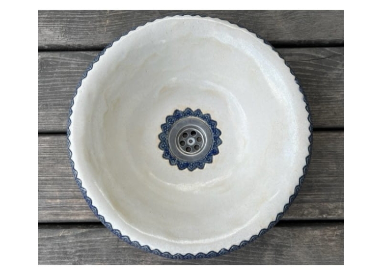 Ceramiczna umywalka folk z niebieską koronką wpuszczana nablatowa