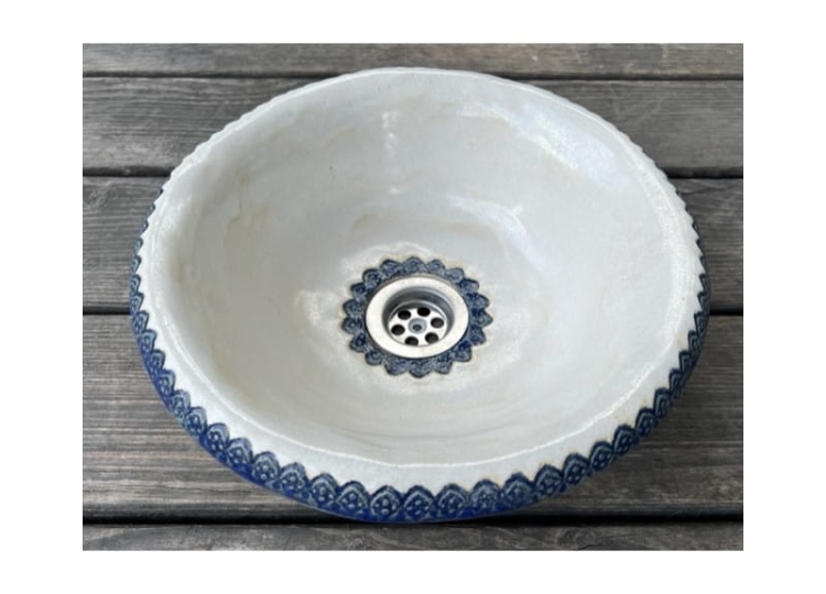 Ceramiczna umywalka folk z niebieską koronką wpuszczana nablatowa