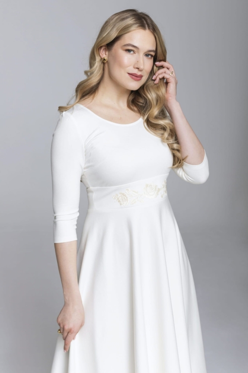 biala-rozkloszowana-sukienka-haft-roze-lowickie-ecru-2-scaled.jpg