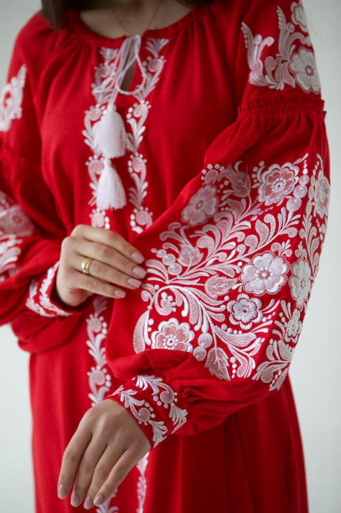 Czerwona lniana sukienka hafty
