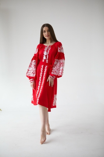 Czerwona lniana sukienka hafty