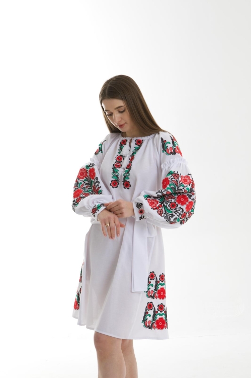 Biała ludowa sukienka z haftami Folk