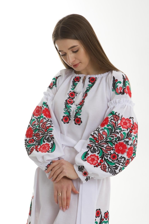 Biała ludowa sukienka z haftami Folk