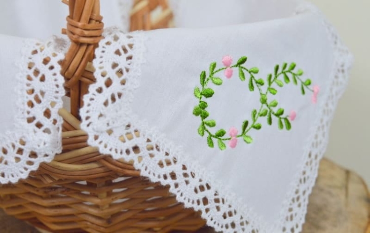 Biała serwetka do koszyczka z haftem bukszpan