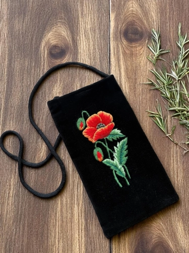 Czarne haftowane etui na telefon maki
