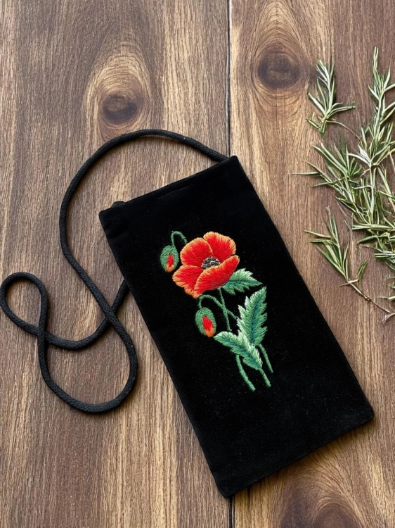 Czarne haftowane etui na telefon maki
