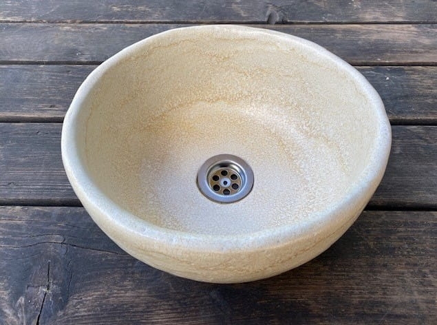 Mała ceramiczna umywalka nablatowa ręcznie robiona ecru