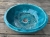 Turkusowa ceramiczna umywalka z koronką 38 cm